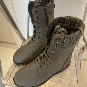 Brand new hike boots with insulation